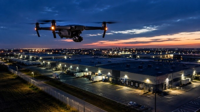 A large airplane flying over a large building.