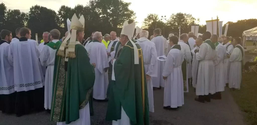 A large group of people in white robes and hats.